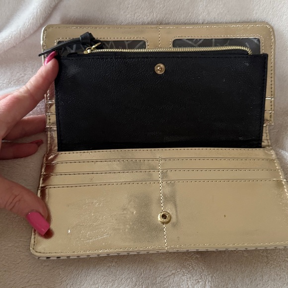 Betsey Johnson Black Heart Wallet with Gold and black Bow - Picture 5 of 6